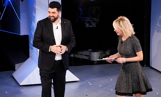 Programmi TV di stasera, sabato 5 marzo 2022. Iva Zanicchi e Christian De Sica ad ‘Affari Tuoi’, Antonino Cannavacciuolo, Giorgio Chiellini e Leonardo Bonucci a ‘C’è Posta per Te’