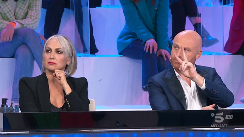Amici 2022, prima puntata Serale – Celentano contro i giudici: «Se non sapete le cose non dite cavolate. Stefano è pur vero che tu di mestiere non fai il ballerino». Eliminati Alice e Gio Montana