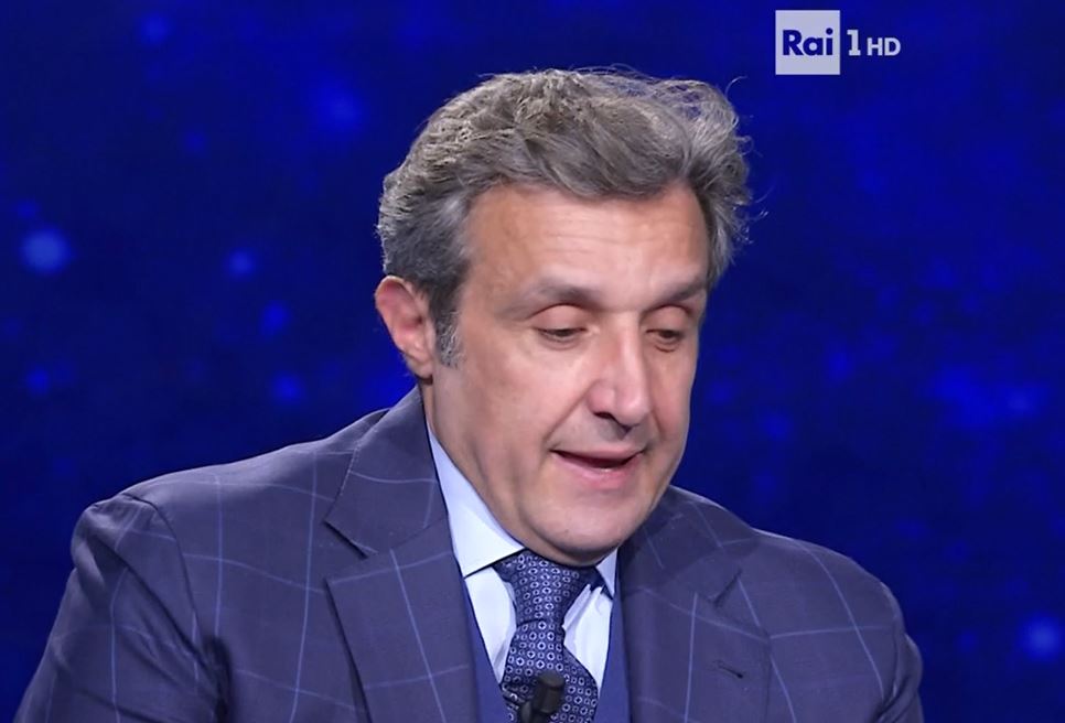 Insinna si schiera a L’Eredità: «Il risparmio va fatto sulle spese militari»