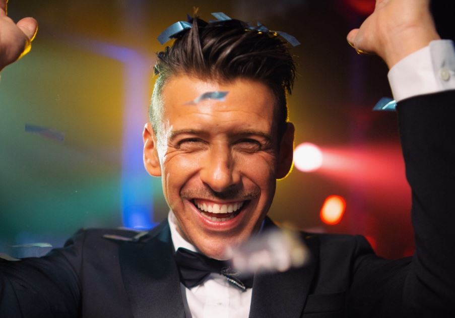 E’ Il Cantante Mascherato che si allunga o Fialdini e Gabbani che sono stati tagliati?