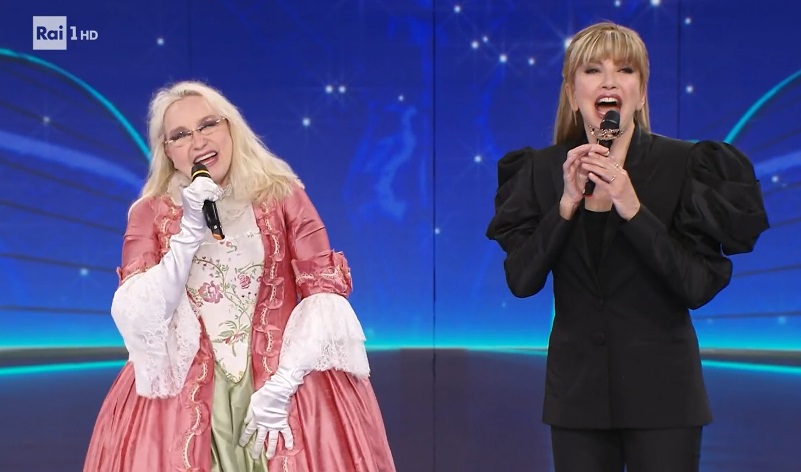 Eleonora Giorgi smascherata subito al Cantante Mascherato, era la Gatta. Fuori anche il Pinguino Gabriele Cirilli