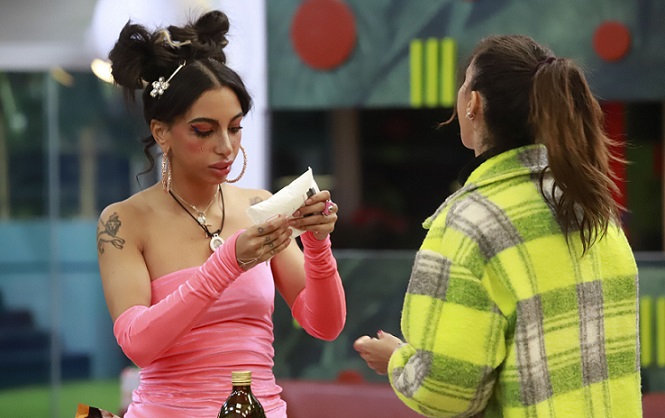 GF Vip, Soleil dà una gomitata a Lulù e scoppia il ‘dramma’: «Giovedì non posso essere in puntata. Mi ha colpita e ho il labbro gigante» – Video