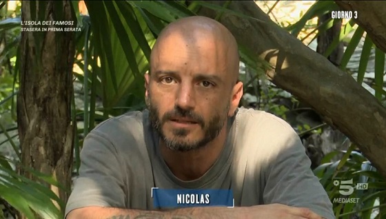 Isola dei Famosi, Floriana furiosa dà del privilegiato a Vaporidis. Nicolas sbotta: «Pazza e esaltata, sta a 2mila ed è vittima di se stessa» – Video