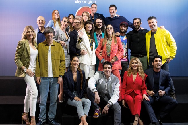 Pechino Express debutta su Sky: Costantino concorrente ‘guest’, durata intorno ai 90 minuti e cast «affine al nostro pubblico» (le dichiarazioni dei protagonisti)