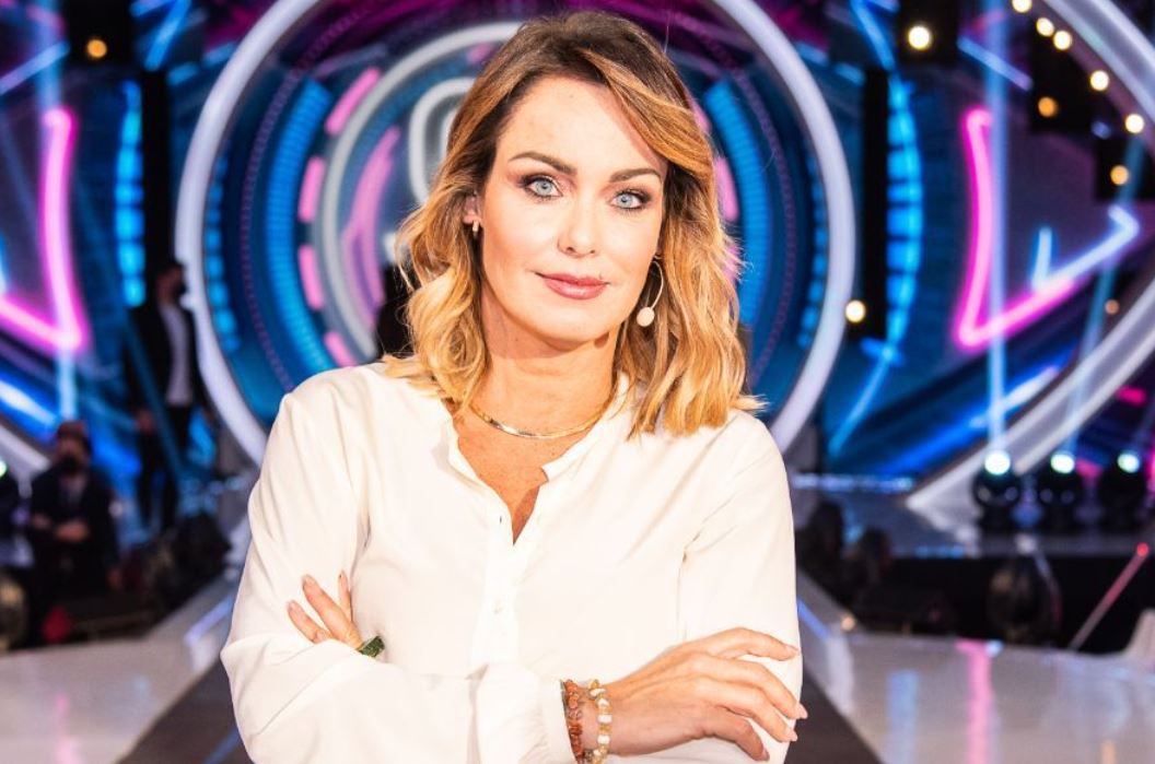 Sonia Bruganelli contro La Pupa e il Secchione di Barbara D’Urso: «Posso pensarlo o è lesa maestà?»