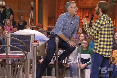 «Come dite in Ucraina ‘ricordati che devi morire’?». Caos per l’agghiacciante battuta su Canale 5