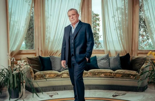 Claudio Amendola è il Patriarca. Canale 5 rifà la serie di Telecinco ‘Vivir sin Permiso’