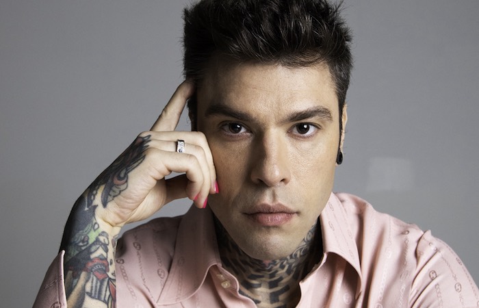 Fedez torna a X Factor. Poco tempo fa aveva tuonato: «In Italia durano un sacco di tempo i format, che palle. C’è sempre la stessa merda riscaldata»