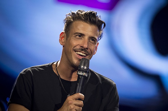 Classifica FIMI: Shakerando in vetta nei singoli, Lazza negli album. Francesco Gabbani esordisce al quarto posto