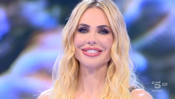 Isola dei Famosi 2022, settima puntata – Naufraghi divisi in due squadre: Cucaracha vs Tiburon. Nicolas, Gustavo e Nick al televoto