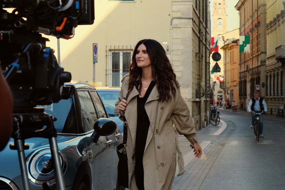Piacere di conoscerti: il confuso collage autocelebrativo di Laura Pausini su Prime Video