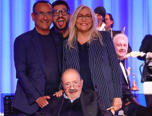 Maurizio Costanzo festeggia i 40 anni del suo show. Apre un messaggio di Piersilvio Berlusconi (Video) – Tutti gli ospiti