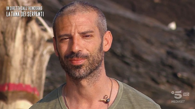 Isola dei Famosi 2022, quinta puntata – Blind e Roberta Morise ‘scoppiati’, Clemente-Floriana nuova coppia, dentro i Cugini di Campagna, fuori Melandri, Lory-Marco e Ilona-Roger in nomination