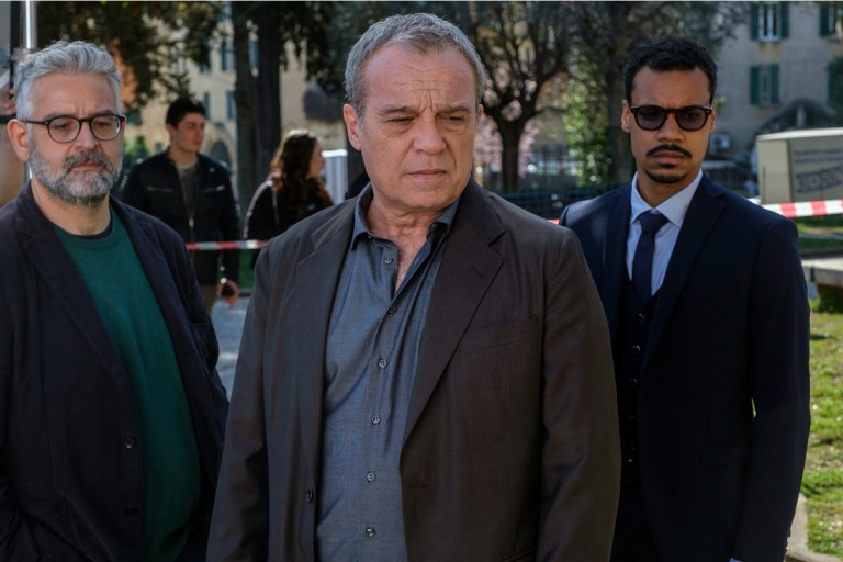 Ascolti TV | Lunedì 4 aprile 2022. Nero a Metà riparte bene (21%) e batte L’Isola (17.8%). Su La7 la serie con Zelensky al 3.4%