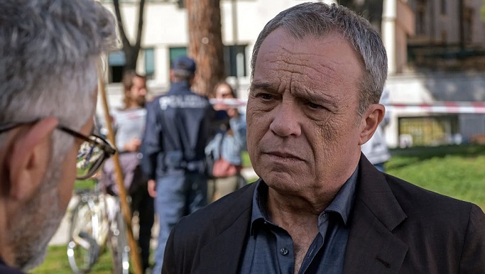 Programmi TV di stasera, lunedì 25 aprile 2022. Su Rai1 continuano le indagini di Claudio Amendola in ‘Nero a metà’