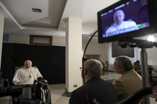 Programmi TV di stasera, domenica 17 aprile 2022. Su Rai1 Papa Francesco racconta i Vangeli, introdotto da Benigni
