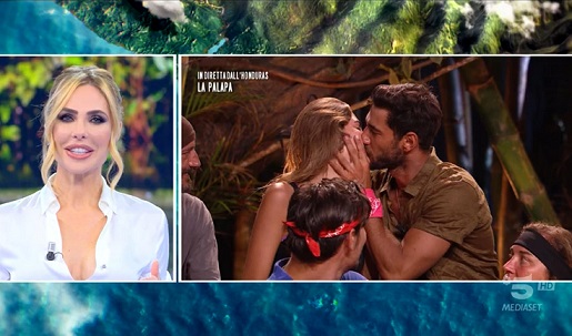 Roger bacia Estefania - Isola 16