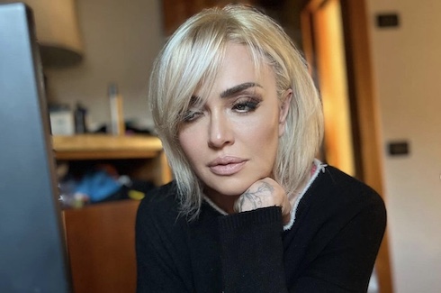 Paola Barale a Belve: «Sulla mia carriera c’è un blocco di…». «Non sono lesbica, prediligo il fallo»