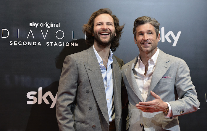 Dalla Brexit al Coronavirus, tornano i «Diavoli» della finanza di Sky. Alessandro Borghi: «Voglio molto bene a Patrick Dempsey»