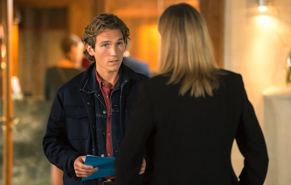 Ascolti TV | Martedì 12 Aprile 2022. La Scogliera dei Misteri (3,7 mln – 16.7%) batte la Champions su Canale 5 (3,6 mln – 16.5%).  La Pupa e il Secchione 8.7% (1,2 mln), De Martino bene con la replica (1,4 mln – 8%). Testa a testa Berlinguer (1,14 mln – 5.8%) – Floris (1,18 mln – 5.8%)