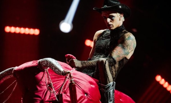 Achille Lauro all’Eurovision: cavalca un toro per agguantare la finale. Ecco come sarà l’esibizione di stasera (foto e video)