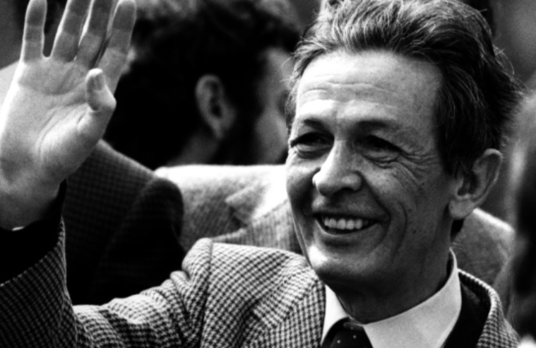 Programmi TV di stasera, giovedì 26 maggio 2022. Su Rai3 il docufilm di Walter Veltroni su Enrico Berlinguer