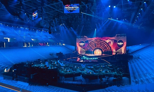 Molestie all’Eurovision 2022. La denuncia: «I ballerini di un artista straniero hanno incominciato a toccare me ed altre tre host e ci hanno palpato il sedere»