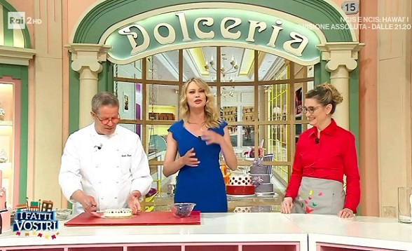 Anna Falchi ‘cerca in tutti i modi di rovinare’ un altro dolce di Knam a I Fatti Vostri – Video