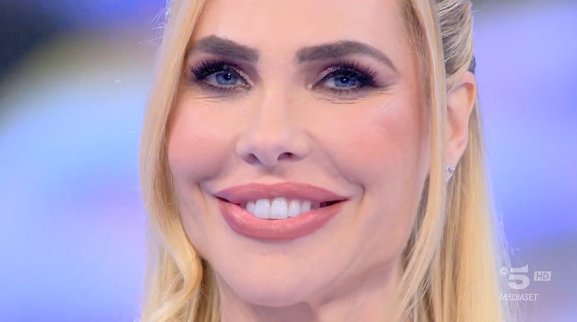 Isola dei Famosi 2022, ventunesima puntata – Eliminato Maccarini, Pamela con Roger a Playa Sgamadissima, Estefania vs Lory al televoto