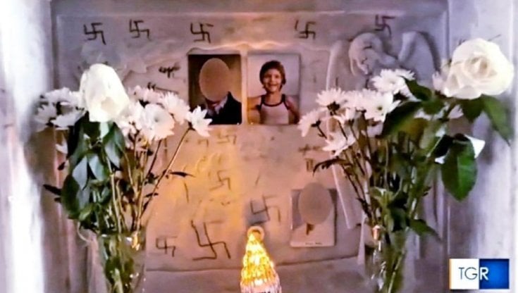 Vergognoso: la tomba di Alfredino Rampi profanata con undici svastiche