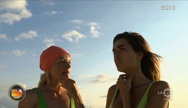 Isola dei Famosi, Licia si scaglia contro Estefania: «Mo so’ c*zzi tuoi! Tu, Roger e Blind siete stati delle merde» – Video