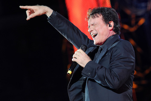 Paura per Massimo Ranieri: precipita dal palco durante il concerto. Costola rotta, spettacolo sospeso