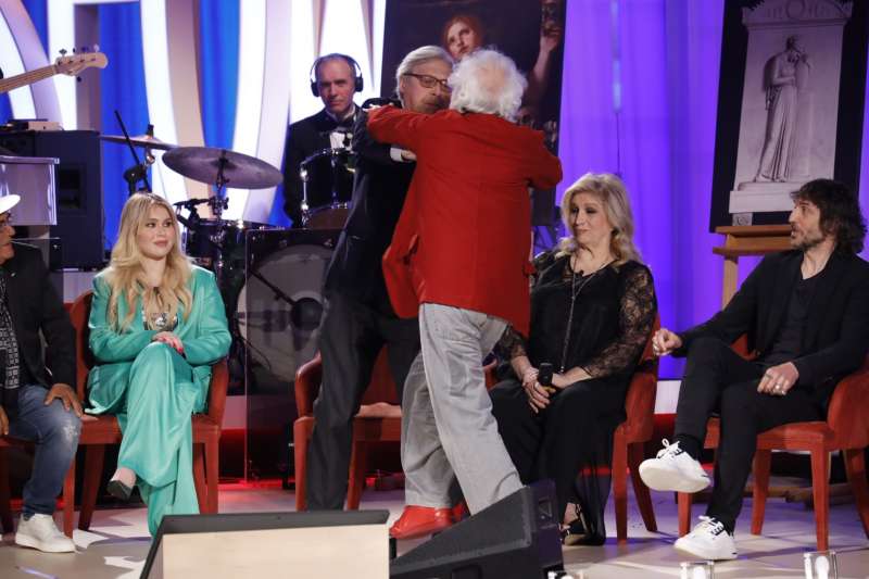 Rissa tra Sgarbi e Mughini al Maurizio Costanzo Show – Foto