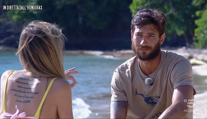 L’Isola dei Famosi cerca il triangolo amoroso. Roger starebbe «a destra e sinistra» tra l’ex Beatriz ed Estefania – Video
