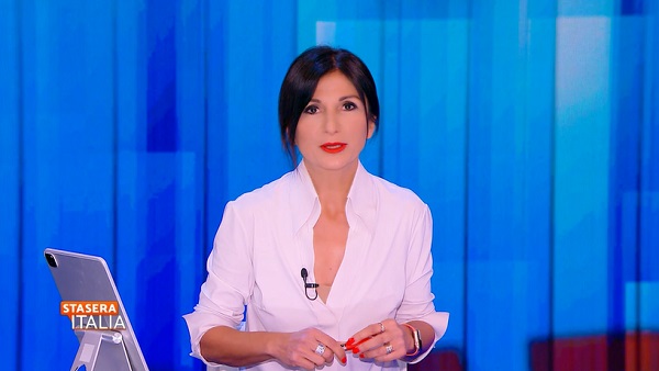 Stefania Cavallaro sostituisce Barbara Palombelli a Stasera Italia – Video