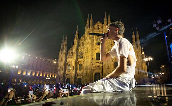 «Gliel’ho toccato a Blanco». L’autrice del video del palpeggiamento racconta cos’è successo al Concerto