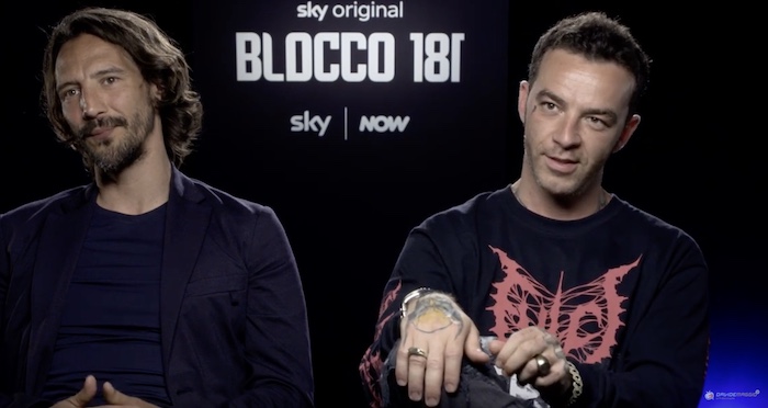 Salmo e Alessandro Tedeschi al debutto con Blocco 181. Il cantante a DM: «Ho fatto la serie perchè non volevo fare TV. Il talent è una fregatura»