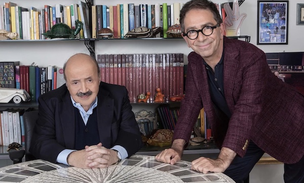 Io li Conoscevo Bene: Costanzo e Strabioli raccontano i grandi protagonisti dello spettacolo. Spazio anche a Mondaini e Vianello