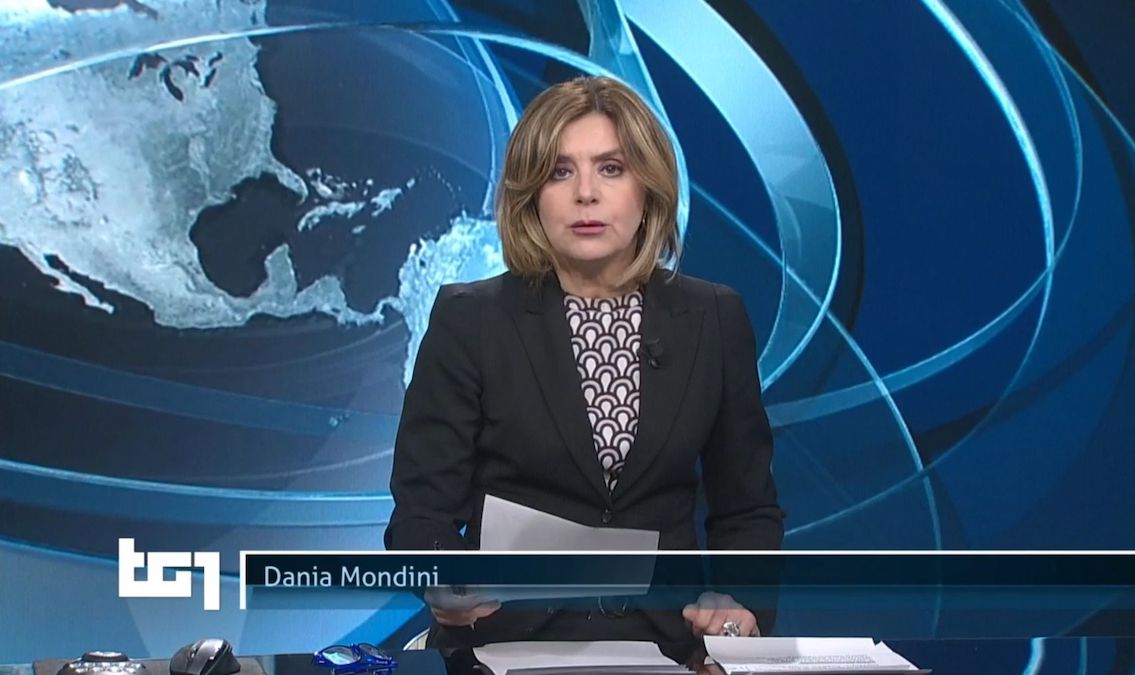 Tg1, Dania Mondini denuncia cinque colleghi per stalking. L’avrebbero messa in stanza con un collega che fa peti e rutti