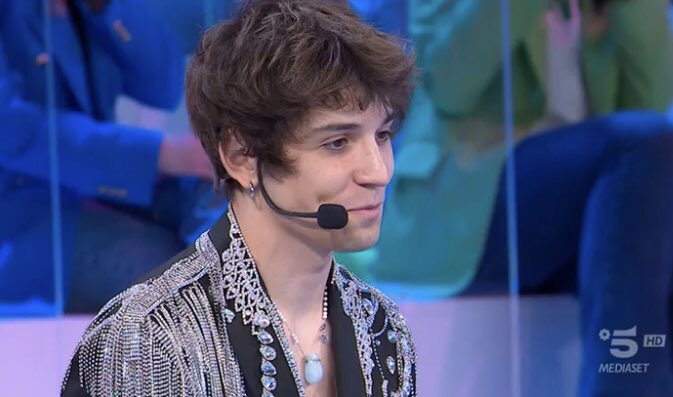 Classifica FIMI: Alex W batte i BTS ed è primo. Fedez-Tananai-Sattei si confermano in vetta nei singoli. Debutti tiepidi per Elodie (18) e Annalisa e Boomdabash (25)