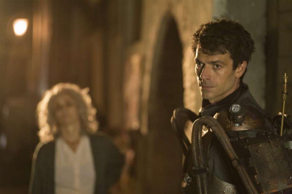 Programmi TV di stasera, giovedì 23 giugno 2022. Luca Argentero è Copperman su Rai 2