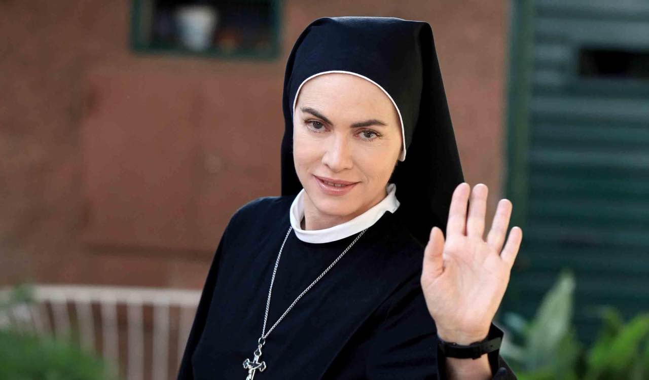 Ccà nisciuno è fesso. Elena Sofia Ricci presente solo in 3 episodi di Che Dio ci Aiuti 7