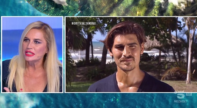 Lory Del Santo molla Cucolo per colpa dell’Isola dei Famosi: «Te ne torni a casa dalla tua famiglia. Hai scelto il gioco e hai abbandonato me»