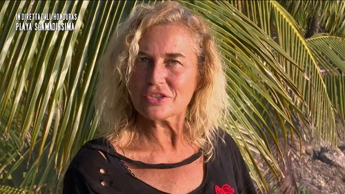 Lory Del Santo si commenta da sola! «Eri una perla in quel gruppo di selvaggi. All’Isola conduzione di basso livello, il signor Vladimiro Guadagno irrispettoso al cospetto di una grande professionista»