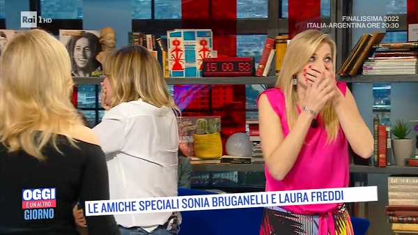 Sonia Bruganelli dà della «freg*a» a Laura Freddi a Oggi è un Altro Giorno. Poi si scusa: «A Mediaset si può dire, non sono abituata a stare in Rai»