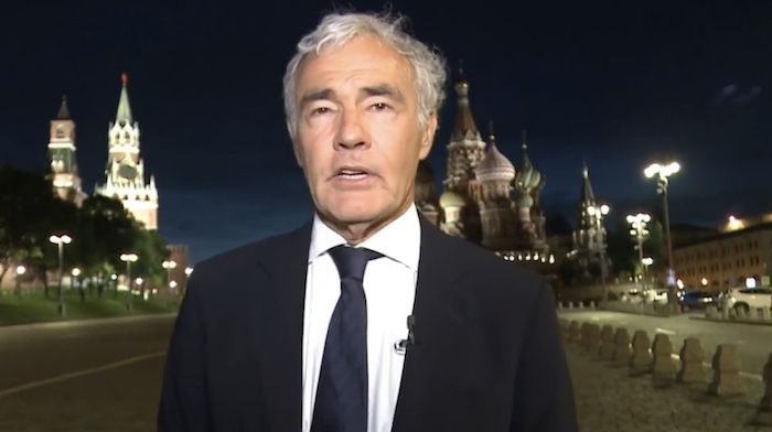 «Che succede? Oddio Massimo, Aiutate Massimo». Panico a Non è L’Arena per Giletti in diretta da Mosca. Poco prima Sallusti lasciava il collegamento- Video