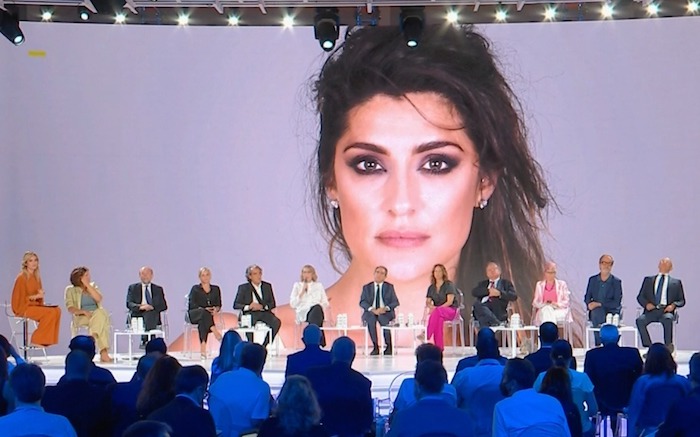 Elisa Isoardi mescola cucina e sentimenti nel pomeriggio domenicale di Rai2. Ecco come sarà Vorrei Dirti che