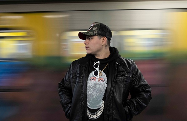 Programmi TV di stasera, venerdì 1 luglio 2022. Su RealTime «Chiamatemi Tony King», la docuserie sul cantante transgender napoletano