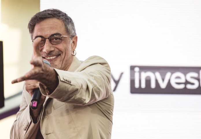 Palinsesti Sky: tutte le serie italiane 2022/2023. C’è anche ‘la vera storia degli 883’. Fanelli e Lastrico nel remake di Chiami il Mio Agente