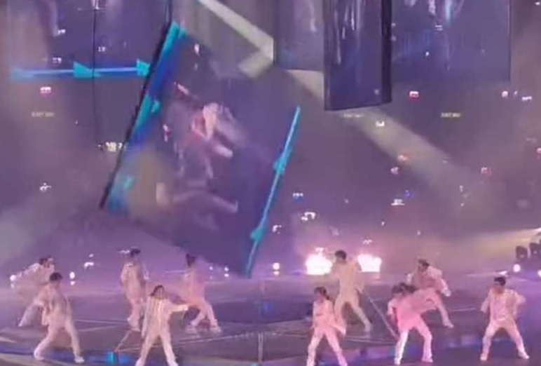 Tragedia al concerto dei Mirror: cade maxi schermo su due componenti della band (video)